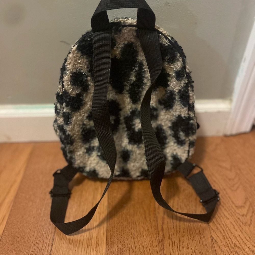 Leopard Print Textured Backpack - Picture 2 of 3